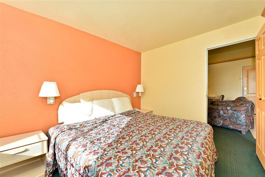 Baymont By Wyndham Garden Of The Gods Colorado Springs Hotel Room photo